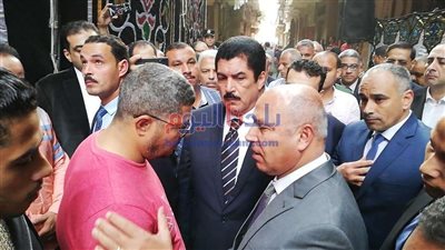 بالصور.. كامل الوزير يؤدي واجب العزاء لأسرة شهيد تذكرة القطار