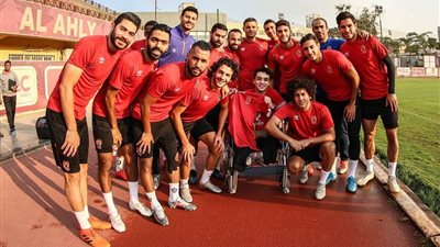 لاعبو الأهلي يستقبلون 