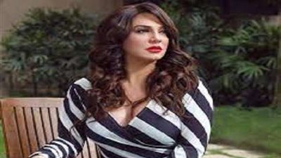 سلاف فواخرجي تنشر أول صور لها بعد وفاه والدها