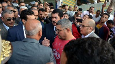 محافظ القليوبية لأسرة حادث القطار: مكتبي مفتوح في أي وقت