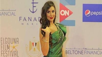 من أعلى جسر بونتي فيكيو.. ياسمين صبري تستمتع بإجازتها