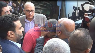 وزير النقل يقبل رأس شقيق 