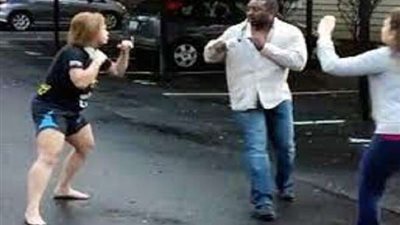 باللكمات.. فتاة تلقن متحرش درساً قاسياً بالفيوم