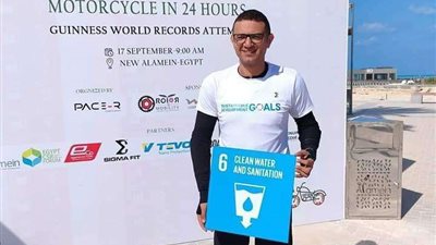 دعمًا لحماية البيئة.. المغامر المصري على عبده يسجل رقما جديدا بموسوعة جينيس