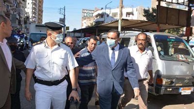 محافظ الدقهلية يتفقد عدد من المواقف لمتابعة تنفيذ التعريفة الجديدة