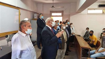 رئيس جامعة بنها يتفقد أول يوم دراسي بالكليات