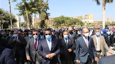 وزير التعليم العالي يتفقد جامعة عين شمس في اليوم الأول للدراسة .. صور