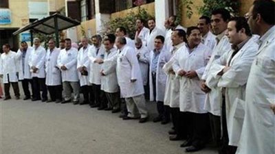 عضو بالأطباء: نطالب بحوار شامل لكافة الأطراف بشأن نظام التكليف الجديد