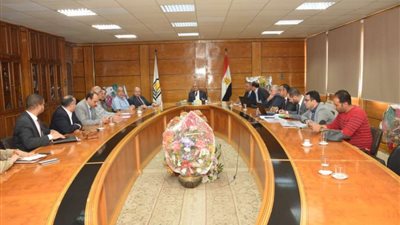 رئيس جامعة أسيوط يلتقي وفد العربية للتصنيع لبحث تصميمات مستشفى 2020