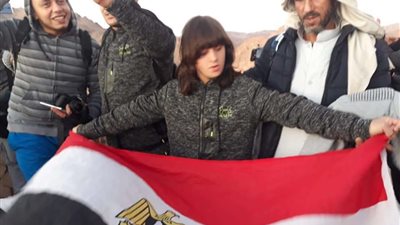 تسلق أول طفل من ذوي الهمم جبل موسى للترويج للسياحة البيئة