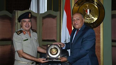 وزير الخارجية يلتقي الدفعة 49 من دارسي دورة الدفاع الوطني بأكاديمية ناصر