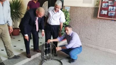 بالصور.. تنفيذ نموذج غطاء شبكي لبلوعات الصرف الصحي بالقليوبية