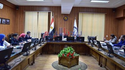 رئيس جامعة بني سويف: مكافآت مالية وإعفاء من المصروفات للطلاب الأوائل