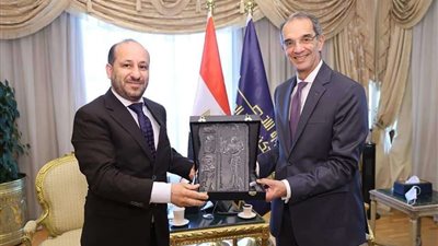 وزير الاتصالات يستقبل نظيره اليمنى لبحث التعاون المشترك