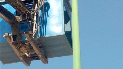 مراجعة وتأمين كابلات أعمدة الإنارة بالجزيرة الوسطى بمطروح