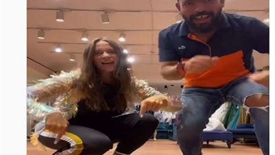 رقص ناري لخالد عليش وخطيبته على أغنية ويجز (فيديو)