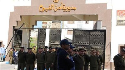 وزير الداخلية يكافئ 612 من رجال الشرطة لجهودهم المتميزة