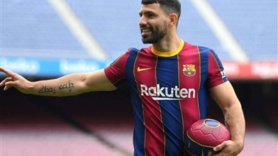 أجويرو يظهر للمرة الأولى بقميص برشلونة