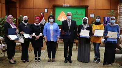 رئيس جامعة المنوفية يكرم الطلاب الوافدين الفائزين في مسابقة أجمل صورة