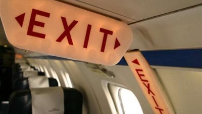 بسبب حذاء.. سيدة تتعرض للطرد من الطائرة برفقة طفلها