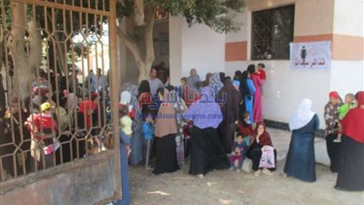 محافظ بني سويف يتابع سير منظومة العمل بالقوافل الطبية المدعومة من الصحة