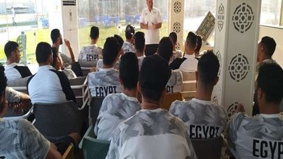 شوقي غريب يحاضر لاعبي المنتخب الأوليمبي بالفيديو