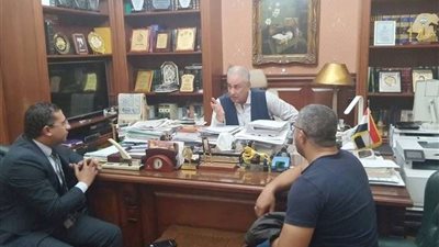 نقيب المحامين يلتقي شقيق ضحية حادث قطار الإسكندرية (صور)