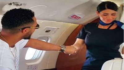 فيديو جديد لـ محمد رمضان مع مضيفة يشعل السوشيال ميديد| شاهد