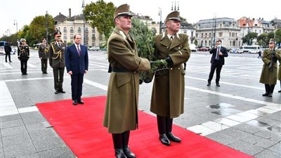 الرئيس السيسي يضع إكليل من الزهور بميدان الأبطال بودابست