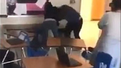 فصل يتحول إلى حلبة مصارعة بين طالب ومعلمة (فيديو)