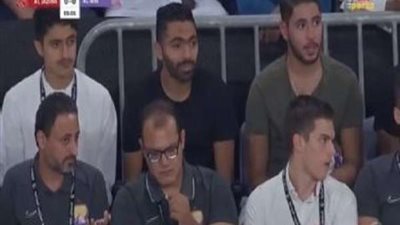 حسين الشحات يدعم العين الإماراتي من المدرجات.. صورة