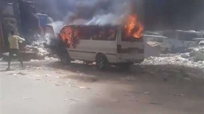 النيران تلتهم سيارة 