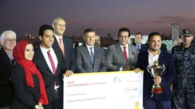 بالصور.. وزير التعليم العالي يفتتح رالي السيارات الكهربائية بالعاصمة الإدارية الجديدة