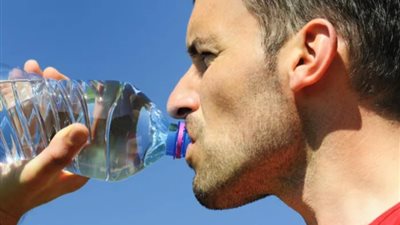 هل الشرب في «علب البلاستيك» يسبب السرطان؟.. الصحة تجيب