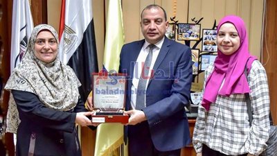 رئيس جامعة بني سويف يتسلم درع المؤتمر السنوي الأول لقسم الروماتيزم بالطب