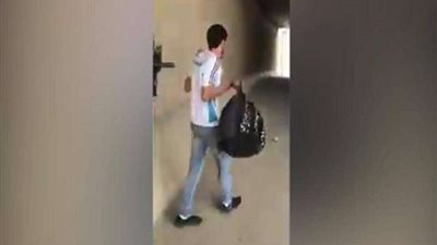 فيديو.. مجندة إسرائيلية تباغت فلسطينيًا أعزل بـ