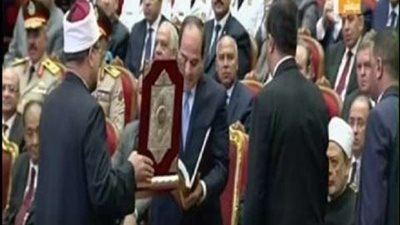 شيخ الازهر يهدي الرئيس السيسي نسخة من مصحف الأزهر