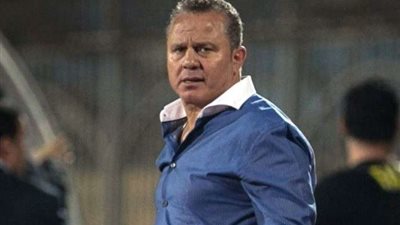 شوقي غريب يخوض مباراة 