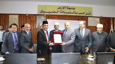 رئيس جامعة الأزهر يستقبل وفد ولاية بهانج الماليزية لبحث التعاون
