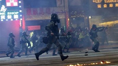 شاهد.. اشتباكات بين المتظاهرين والشرطة في هونج كونج