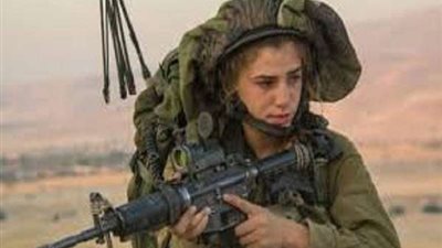 شاهد.. مجندة بجيش الاحتلال تطلق النار على شاب فلسطيني بالقدس