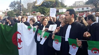 شاهد.. قوات الدفاع الجزائري تفض اعتصام القضاة في وهران