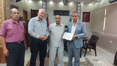 تكريم المعلم في واقعة إهانة طالب له بالقليوبية