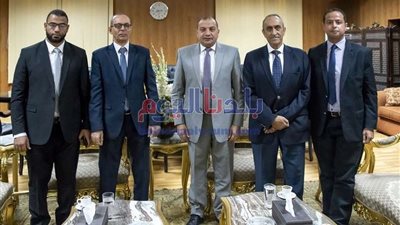 رئيس جامعة بني سويف يستقبل وزير الزراعة الأسبق