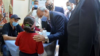 محافظ القليوبية يتفقد الحملة القومية لمكافحة الأنيميا والسمنة والتقزم لطلاب المدارس