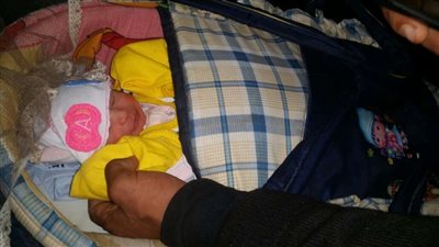 العثور على طفل رضيع في الإسماعيلية وكاميرات المراقبة ترصد سيدة