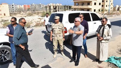محافظ مطروح يتفقد طريق منطقة باب البحر وربطه مزدوجًا بطريق الأمل الجديد