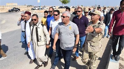 محافظ مطروح يبحث سبل ربط محور الشهيد العشيبي بطريق المطار لتيسير حركة المرور