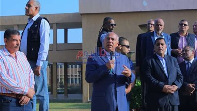 وزير النقل يتفقد انتظام العمل بمحطة مصر ويوجه بزيادة عربات قطار المناشي