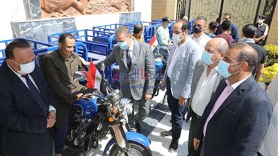 محافظ المنوفية يوزع كراسي كهربائية ومساعدات مالية بقيمة ما يقرب من مليون جنيه